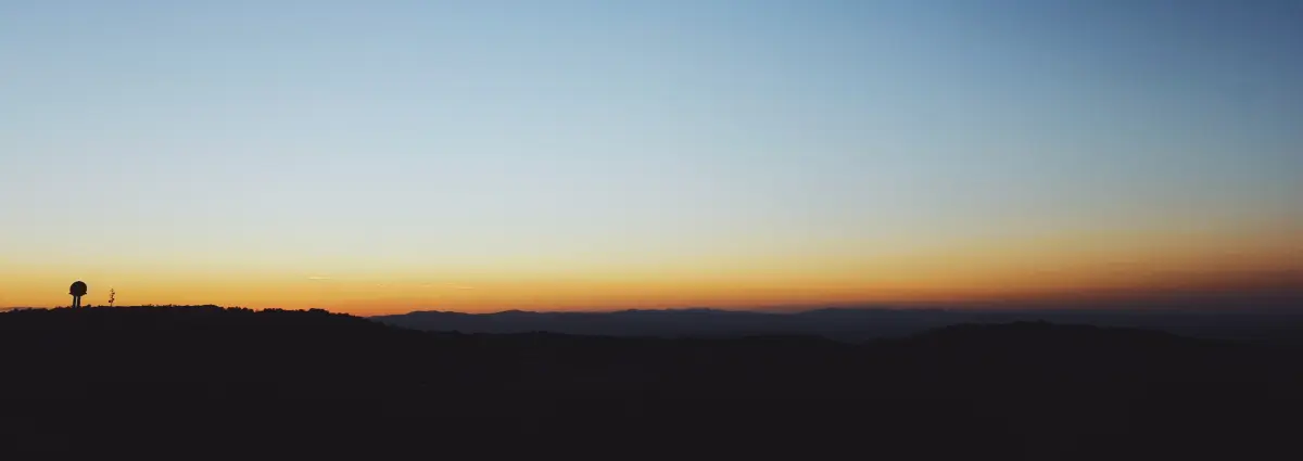 Les reliefs des Monts d’Or au coucher du soleil, depuis le mont Thou.