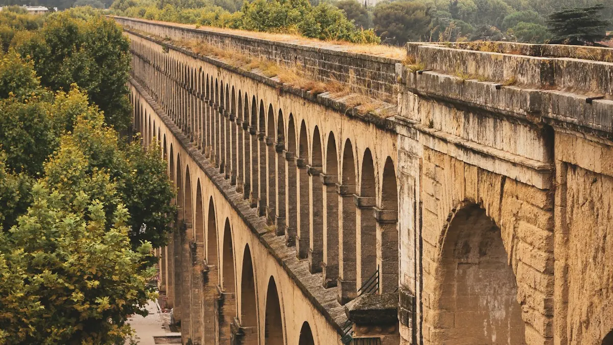 Arches de l’aqueduc à Montpellier, point de départ pour explorer les environs.