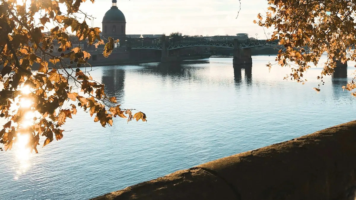 La Garonne et ses berges à Toulouse.