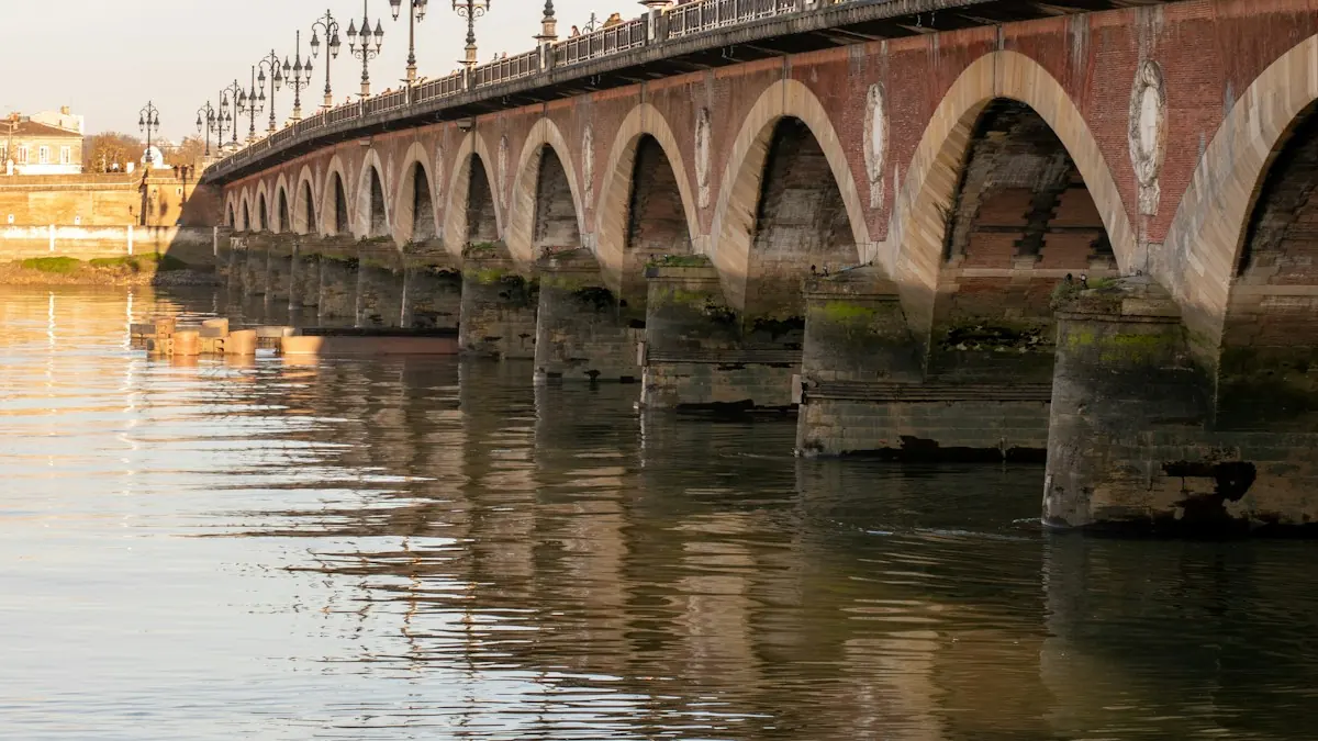 Le pont de pierre enjambe la Garonne à Bordeaux.