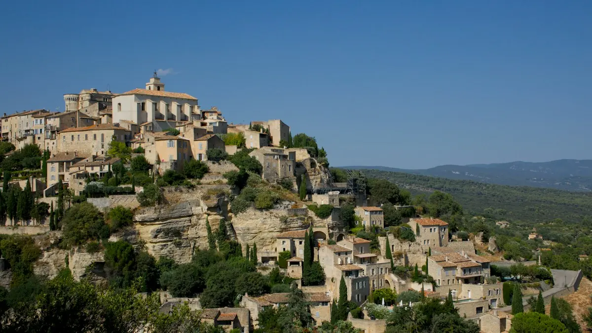 Le village de Gordes domine les collines du Luberon.