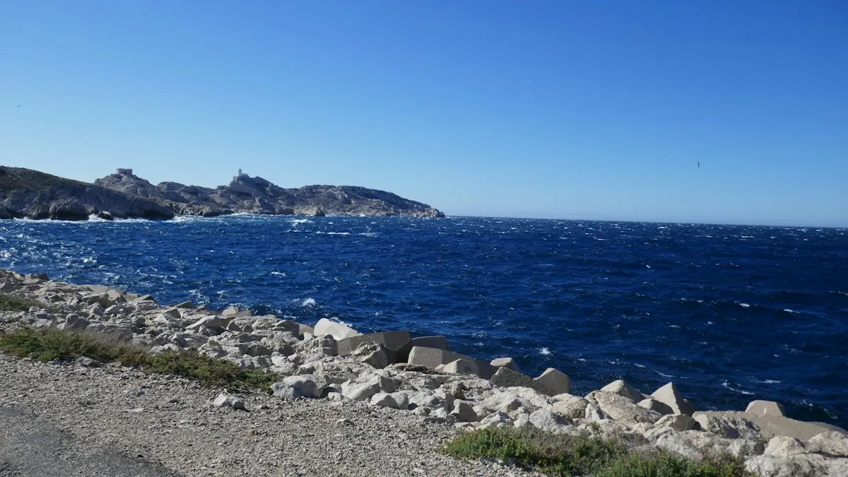 Vue sur la Méditerranée depuis le littoral marseillais.