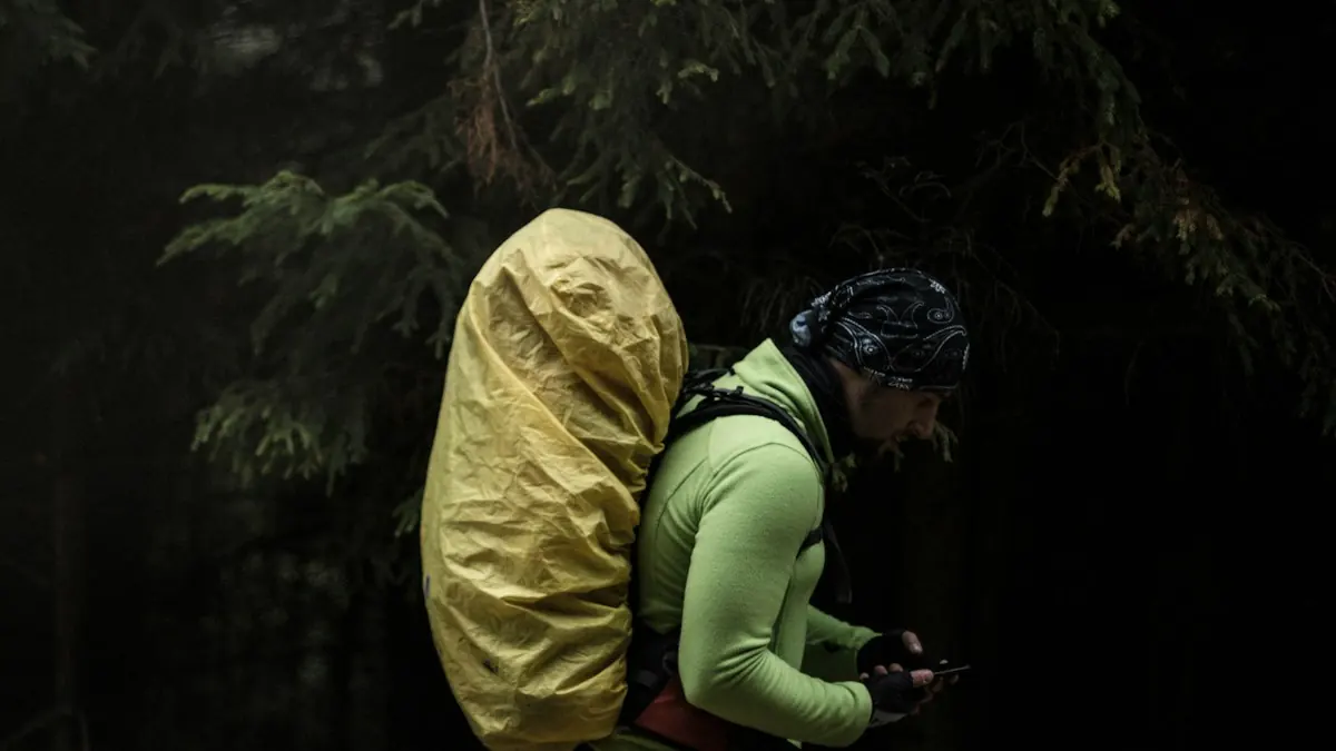 Un marcheur équipé d’une veste et d’un sac à dos dans les bois.
