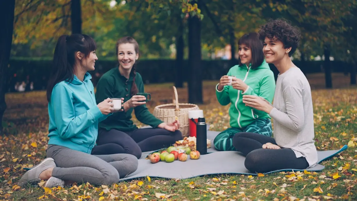 Photo d’illustration : un petit groupe partage un pique-nique dans un parc.