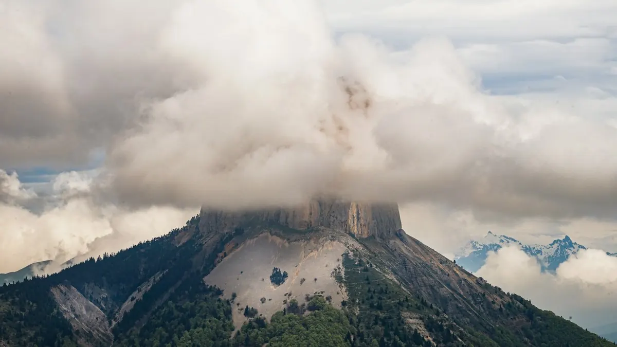 Relief boisé du Vercors sous les nuages.